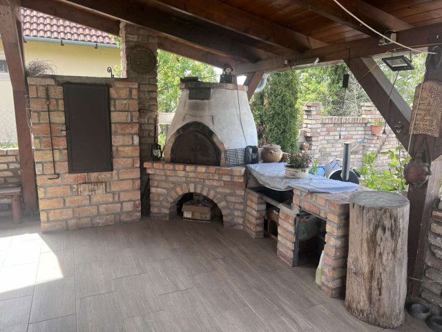 Eladó családi ház, Szadán 140 M Ft, 5+2 szobás