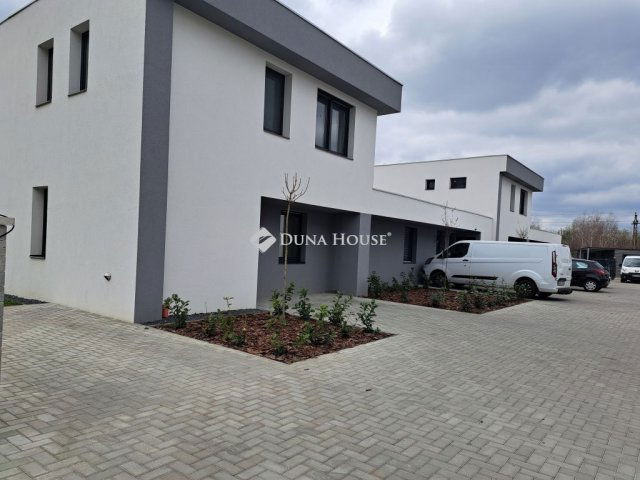 Eladó sorház, Ajkán 75 M Ft, 4 szobás / költözzbe.hu