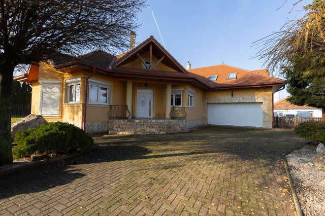 Eladó családi ház, Szabadbattyánban 163.99 M Ft, 5 szobás