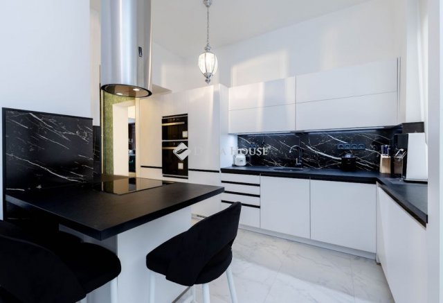 Kiadó téglalakás, albérlet, V. kerületben, Párizsi utcában