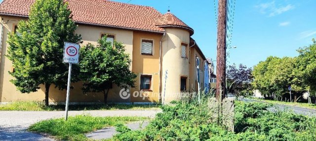 Eladó családi ház, Szegeden 299 M Ft, 10 szobás