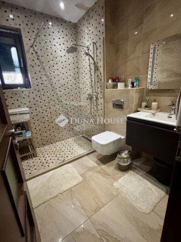 Eladó családi ház, Debrecenben 255 M Ft, 8 szobás