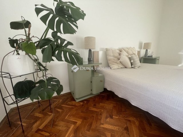 Eladó téglalakás, Pécsett 72 M Ft, 2 szobás