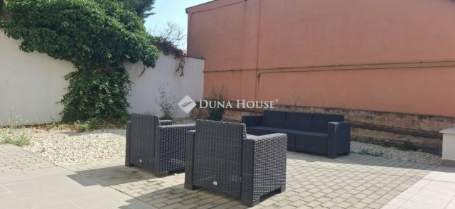 Eladó téglalakás, Pécsett 65.9 M Ft, 1+2 szobás