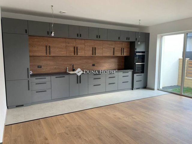 Eladó ikerház, Gárdonyban 259 M Ft, 10 szobás