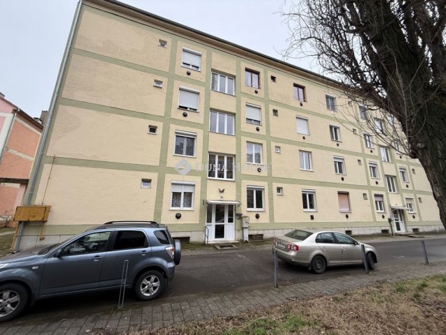 Eladó téglalakás, Pécsett, Komlói úton 29.5 M Ft, 2 szobás