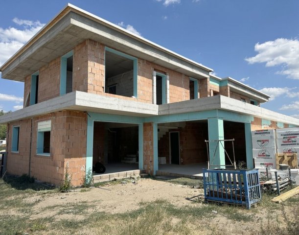 Eladó ikerház, Dunaharasztin 214 M Ft, 5 szobás