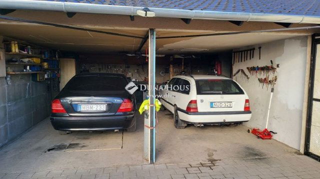 Eladó családi ház, Baracskán 127 M Ft, 8 szobás