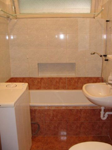 Kiadó téglalakás, albérlet, Pécsett, Alkotmány utcában