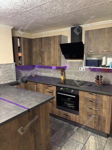 Eladó családi ház, Péren 64.9 M Ft, 4 szobás