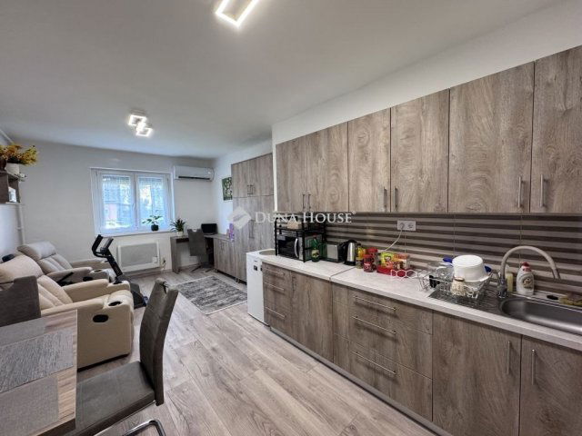 Eladó téglalakás, Komlón 17 M Ft, 1 szobás