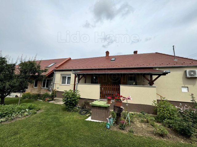 Eladó családi ház, Keszthelyen 71.99 M Ft, 19+2 szobás