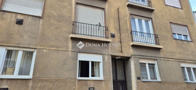 Kiadó téglalakás, albérlet, Pécsett 220 E Ft / hó, 3 szobás