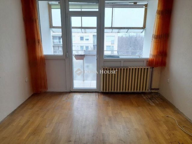 Eladó panellakás, Békéscsabán 32 M Ft, 4 szobás