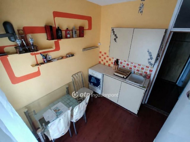 Eladó panellakás, Komlón 24.9 M Ft, 2 szobás
