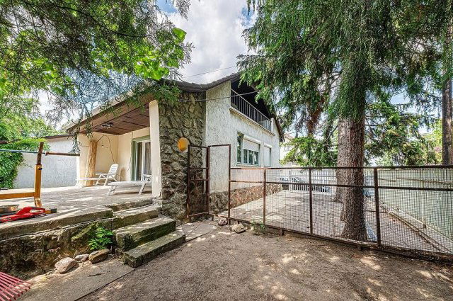Eladó családi ház, Szentendrén 190 M Ft, 9 szobás