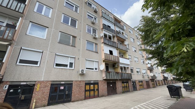 Eladó panellakás, Makón, Hunyadi utcában 34.999 M Ft, 2 szobás