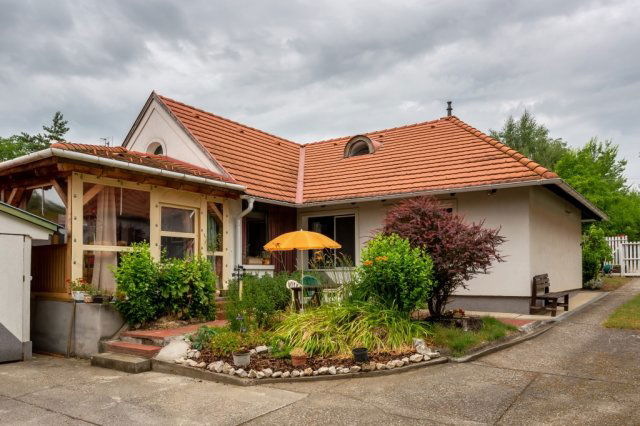 Eladó családi ház, Bakonykútiban 86.9 M Ft, 1+5 szobás