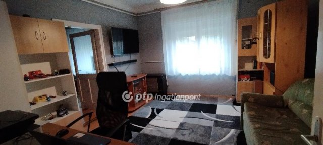 Eladó családi ház, Jászberényben 30 M Ft, 2 szobás