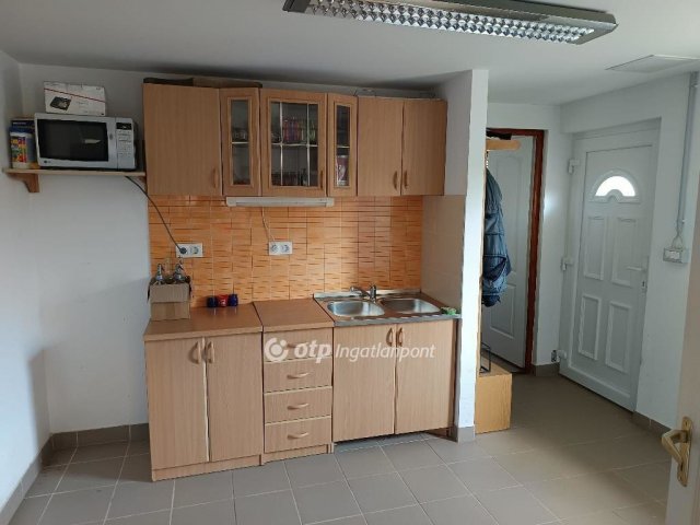 Eladó családi ház, Száron 179 M Ft, 5+1 szobás