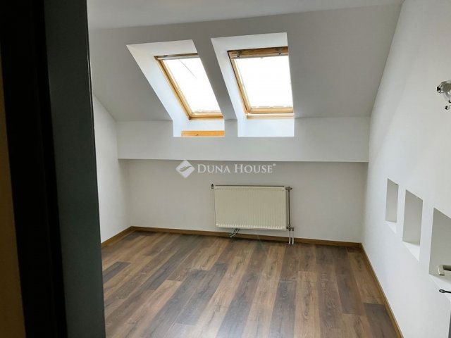 Eladó téglalakás, Székesfehérvárott 134.8 M Ft, 4 szobás