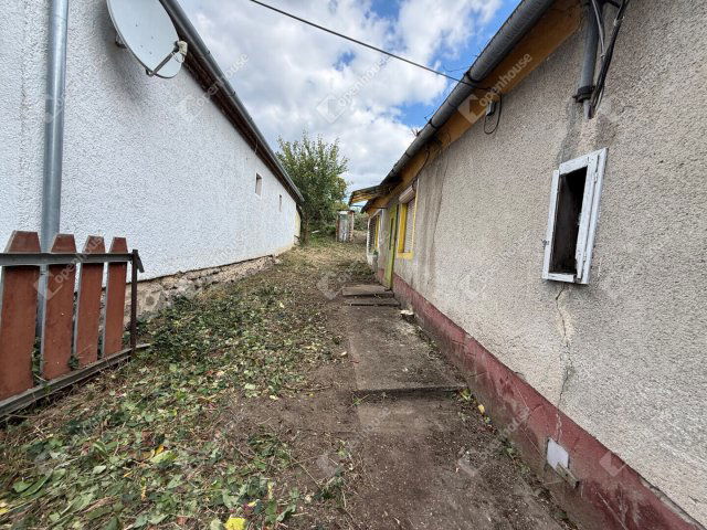 Eladó családi ház, Sárváron 9.7 M Ft, 2 szobás