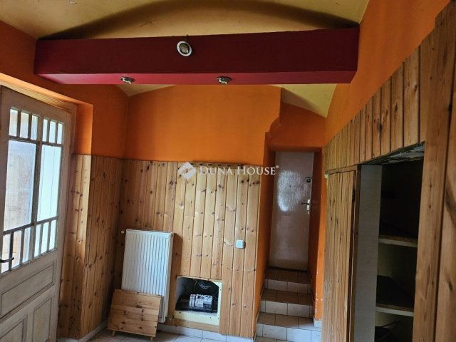 Eladó családi ház, Bakonypéterden 6.8 M Ft, 1 szobás