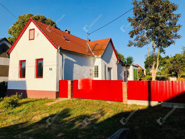Eladó családi ház, Pákán 22.5 M Ft, 2 szobás