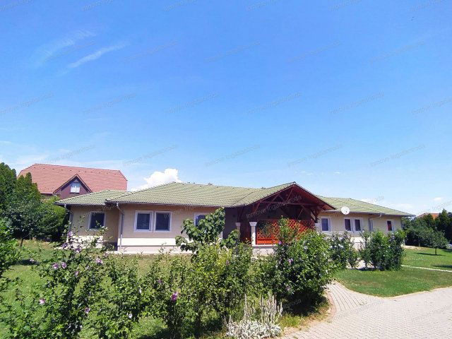 Eladó családi ház, Fonyódon 175 M Ft, 6 szobás