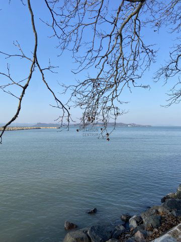 Eladó téglalakás, Balatonföldváron 99 M Ft, 2 szobás