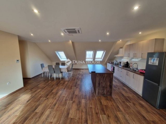 Eladó téglalakás, Baján 180 M Ft, 9+4 szobás