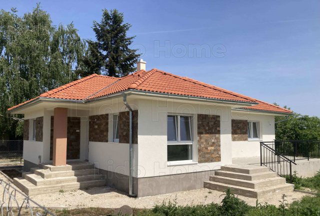 Eladó családi ház, Ságváron 77.9 M Ft, 11 szobás