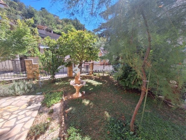 Eladó családi ház, Pécsett 125 M Ft, 3 szobás