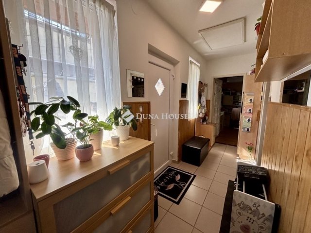 Eladó családi ház, Esztergomban 69.9 M Ft, 2 szobás