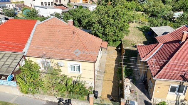 Eladó családi ház, Pécsett 59 M Ft, 2 szobás