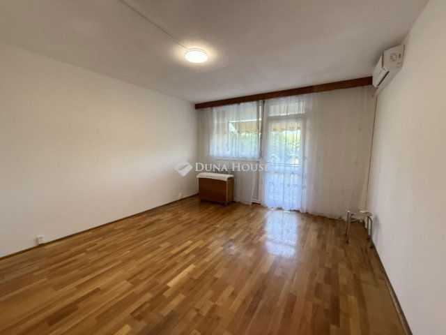 Eladó panellakás, Pécsett 43.9 M Ft, 3 szobás