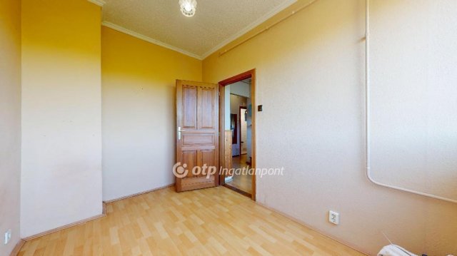 Eladó téglalakás, Nyíregyházán 37.4 M Ft, 1+2 szobás