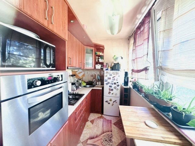 Eladó téglalakás, Pécsett 52.5 M Ft, 3 szobás