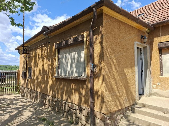 Eladó családi ház, Újkéren 27.9 M Ft, 3 szobás