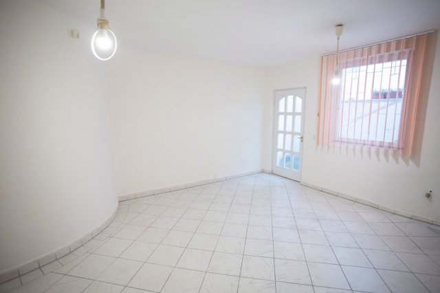 Kiadó üzlethelyiség, Debrecenben 150 E Ft / hó, 2 szobás