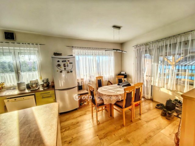 Eladó családi ház, Nagyvenyimen 145 M Ft, 4 szobás