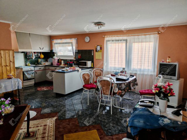 Eladó családi ház, Vecsésen 130 M Ft, 5 szobás