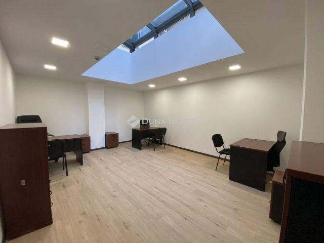 Kiadó iroda, Pécsett, Király utcában 95 E Ft / hó, 1 szobás