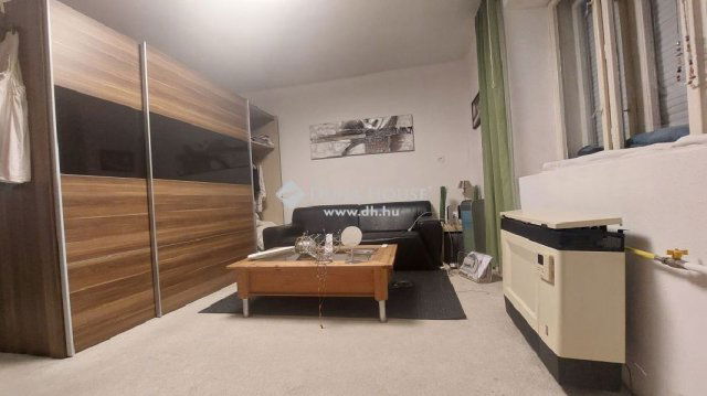 Eladó családi ház, Tataházán 5.9 M Ft, 1 szobás