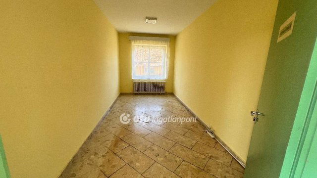 Eladó iroda, Pápán 139 M Ft / költözzbe.hu