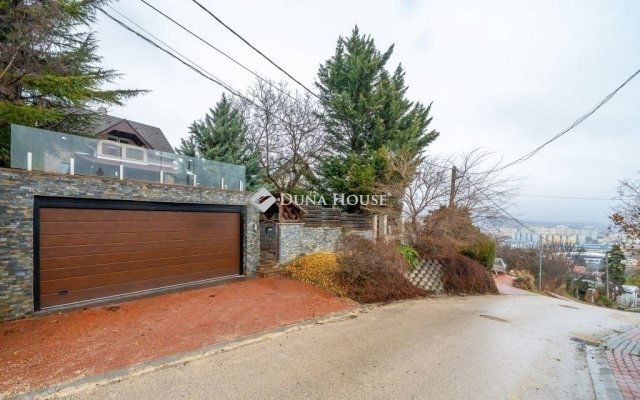 Eladó családi ház, Budaörsön 235 M Ft, 4 szobás