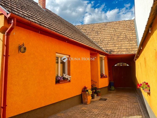Eladó családi ház, Kecskeméten 112 M Ft, 4 szobás