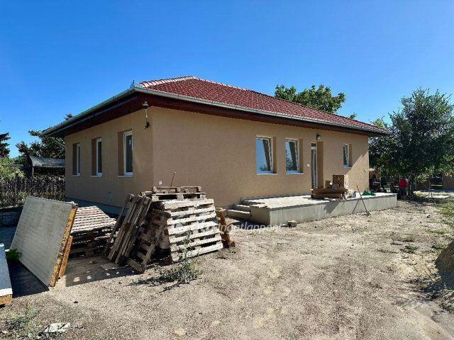 Eladó családi ház, Cegléden 84.1 M Ft, 4 szobás