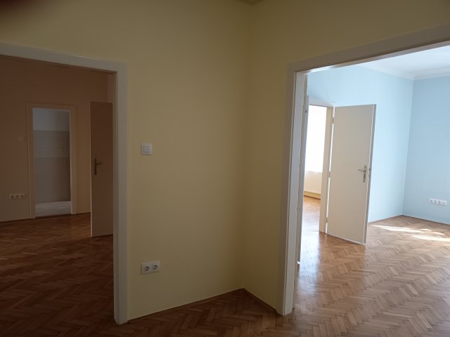 Kiadó téglalakás, albérlet, Pécsett 260 E Ft / hó, 3 szobás