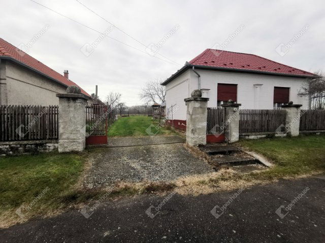 Eladó családi ház, Segesden 20 M Ft, 4 szobás